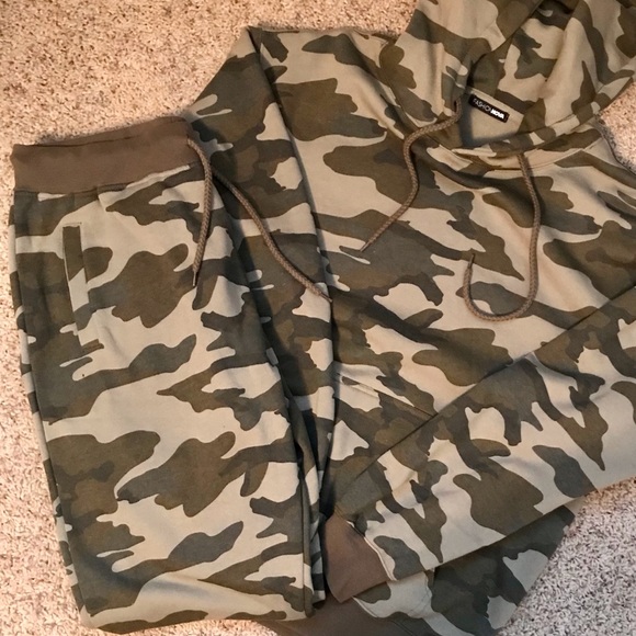 NEVER WORN NO TAGS ATTACHED Fashion Nova Camo Set - Picture 1 of 7